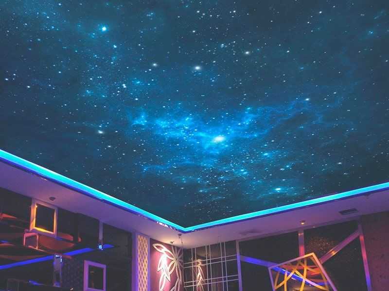 Натяжной потолок «звездное небо» (49 фото): потолок с эффектом черного ночного неба со звездами, модели с облаками, отзывы