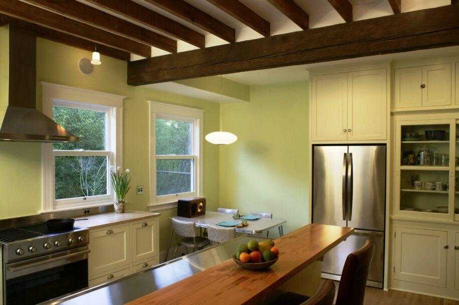 Отделка потолков на кухне - каковы особенности такой работы, обзор материалов для облицовки, возможные варианты декора