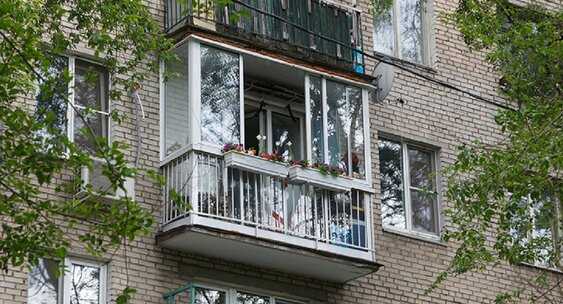 Остекление балконов является неотъемлемой частью оформления квартиры. Какие виды застекления лоджии бывают Как самому заняться отделкой балкона Какие отзывы люди оставляют о разных способах остекления балконных помещений