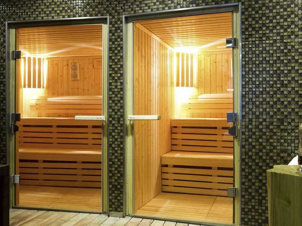 Критерии дверей в парилку и моечную, советы по выбору и установке стеклянных конструкций в баню