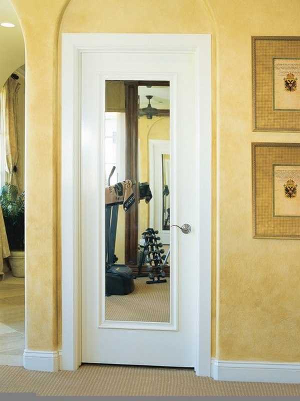Межкомнатные двери с зеркалом: фото в интерьере