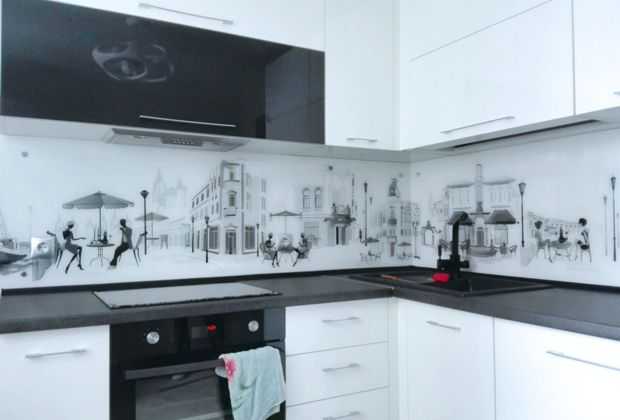 Фартуки для белых кухонь (71 фото): светлые глянцевые классические кухни с серым, черно-белым и цветным фартуками, варианты из скинали, фартуки под дерево и мрамор