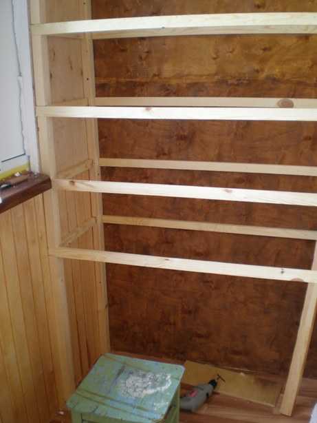 Стеллаж на балкон (65 фото): металлический, деревянный стеллаж для рассады, закрытые модели с дверцами