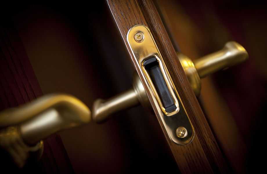 Что следует знать, чтобы сделать выбор ручек для двойных межкомнатных дверей?