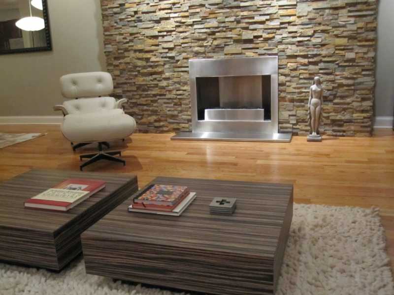 Декоративный камень в интерьере гостиной фото: искусственная отделка зала, дизайн с деревом, комбинация в оформлении