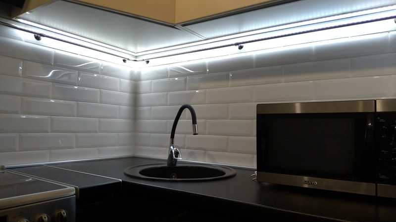 Светодиодная подсветка для кухни (26 фото): выбираем диодные линейные лампы для освещения, особенности и установка сенсорных светильников