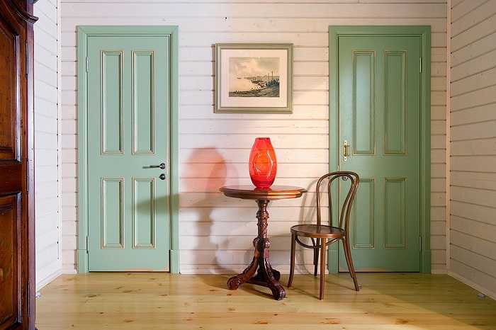 Покраска дверей – процесс несложный, но требует определенных знаний Как подобрать быстросохнущую краску без запаха для межкомнатных деревянных изделий и моделей из МДФ Как удалить старое покрытие и покрасить дверь