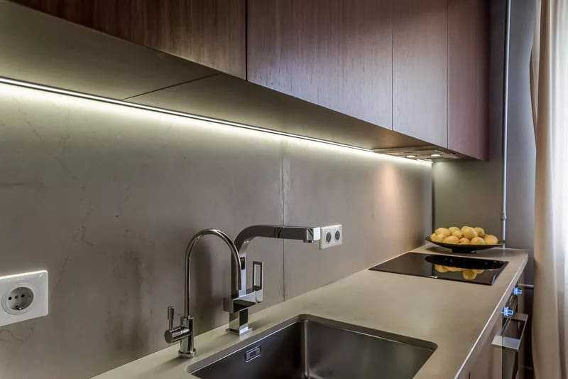 Подсветка рабочей зоны на кухне, светодиодная, люминесцентными лампами, точечными светильниками