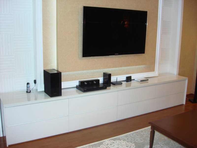 Как выглядит мебель в современном стиле под телевизор Как выбрать комоды с ящиками и полки для гостиной Как красиво оформить дизайн с мебелью под ТВ