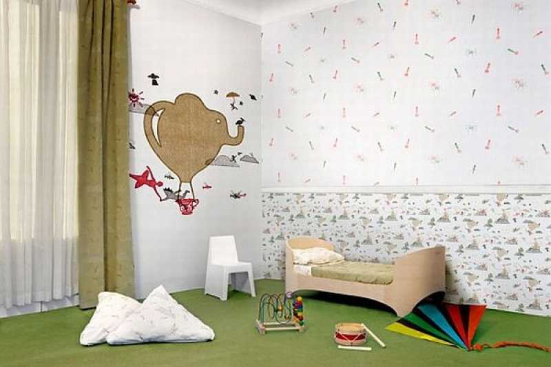 Детские обои (171 фото): модели в комнату для стен в полоску, с динозаврами, для рисования, варианты в интерьере