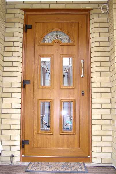 Входные двери со стеклопакетом для загородного дома