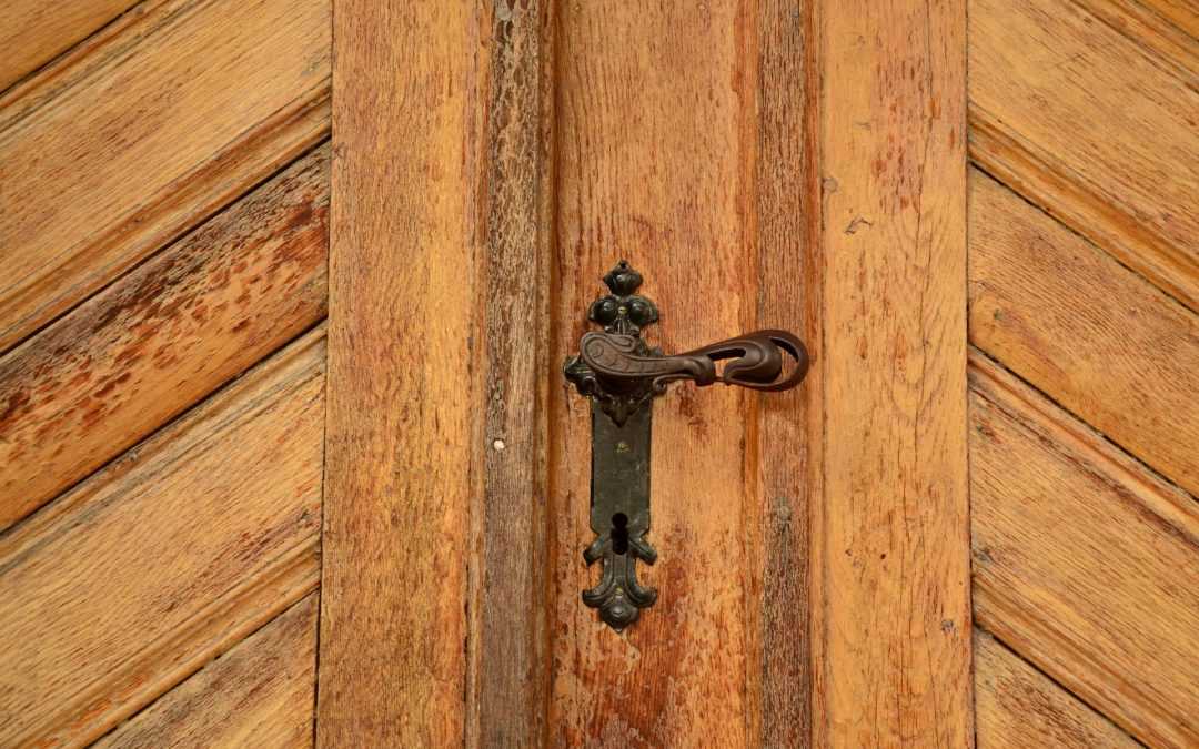 Врезной замок для деревянной двери: размеры дверных элементов с ручками. как установить замки для межкомнатных и входных конструкций?