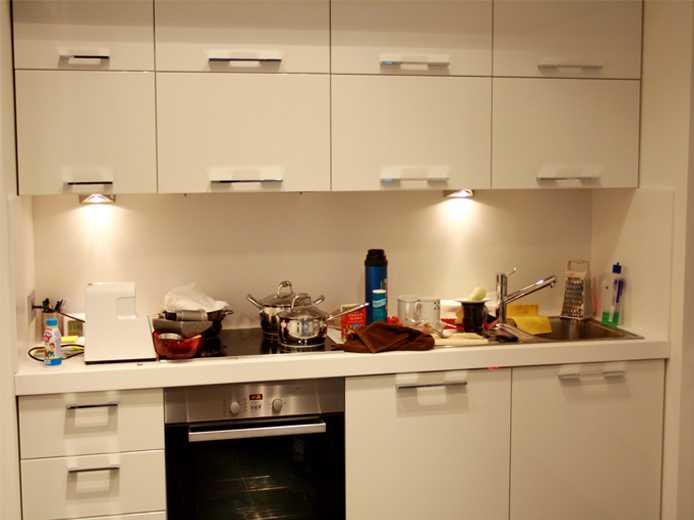 Дизайн светлой кухни с темной столешницей: варианты оформления и особенности достижения гармонии