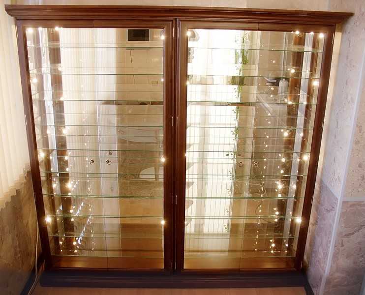 Витрина для посуды в гостиной (102 фото): шкаф со стеклом, угловая стеклянная мебель, «классика» и «современность», варианты из италии и российского производства