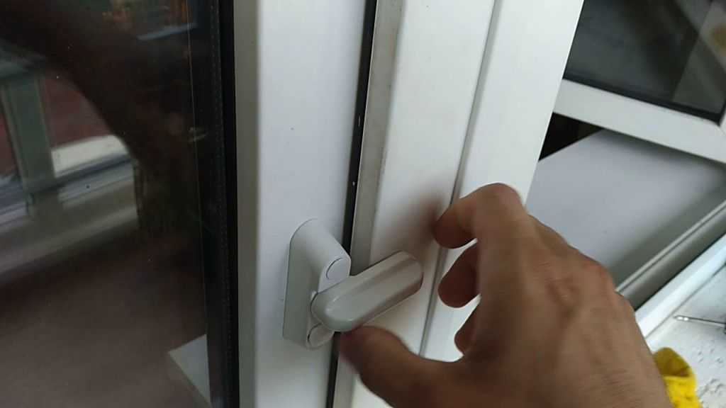 Пластиковая дверь на балкон играет очень важную роль в создании комфортного помещения. Какие разновидности рукояток существуют Какими свойствами обладает ручка-ракушка Как подобрать балконную дверь Как отрегулировать пластиковую модель