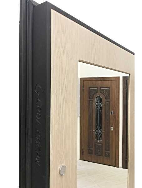 Металлическая входная дверь с зеркалом внутри: особенности, плюсы и минусы