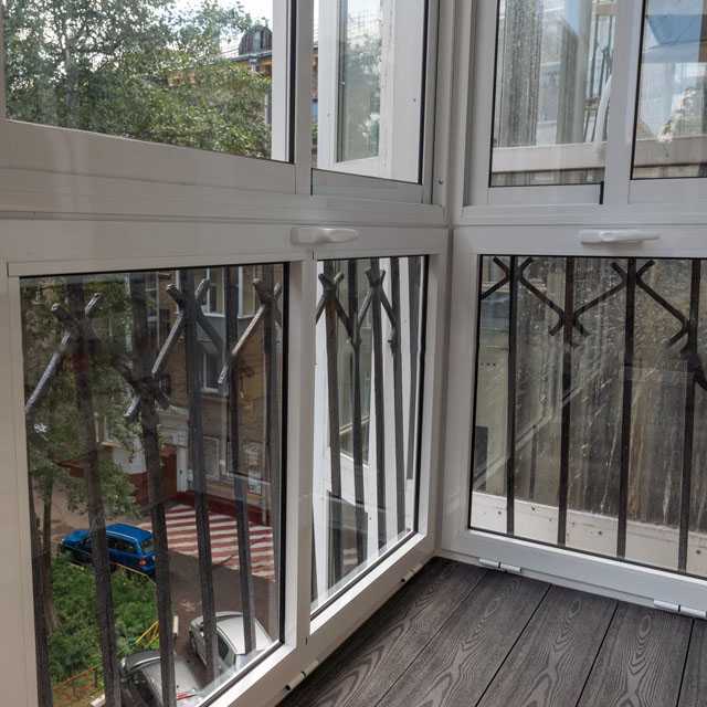 Выбираем лучшее остекление балкона в хрущевке: с вынососом, деревом, алюминевым профилем, на 5 этаже