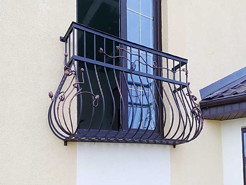 Французский балкон (98 фото): что это такое? плюсы и минусы кованых балконов в частном и панельном домах. как они выглядят внутри и снаружи?