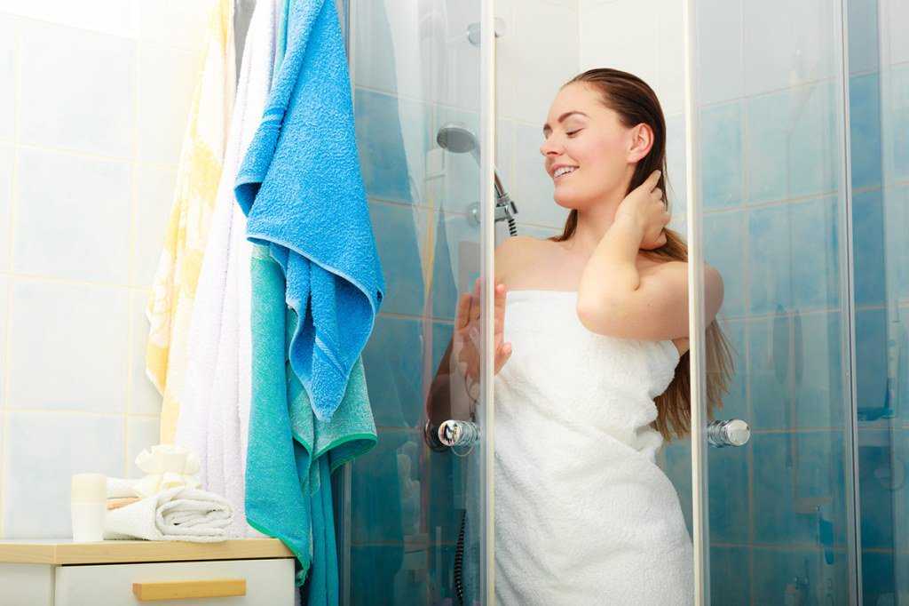 Как отмыть душевую кабину от мыльных разводов и известкового налёта: 10 лучших способов