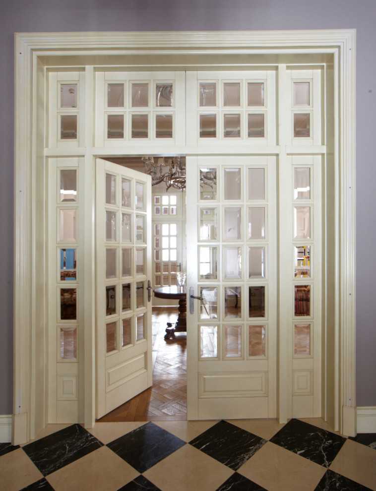 Дверь классика стекло. Межкомнатные перегородки Волховец. VEKA дверь с фрамугой 2500х800. Двери английская решетка с фрамугой. Двери Геона с фрамугой.