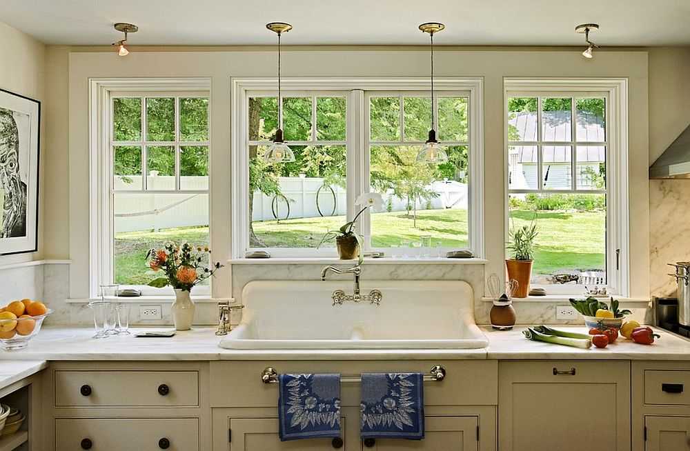 Кухня с окном в рабочей зоне (44 фото): варианты дизайна и создание проекта интерьера кухни с окном над рабочей поверхностью. как задействовать окно в кухне-гостиной? красивые примеры