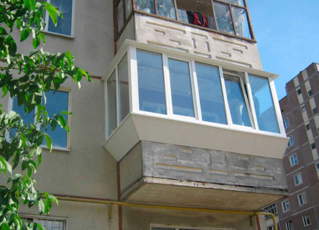 Остекление балкона с выносом