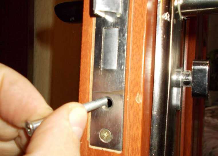 Межкомнатная дверная защелка — магнитная, с фиксатором, бесшумная