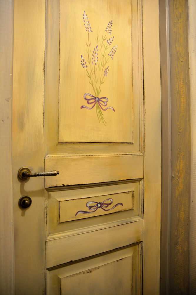 Секреты дверей из дерева, инструкции по восстановлению полотна входной группы, его покраски и декору