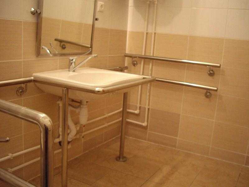 Рекомендации по выбору поручней для инвалидов в ванную комнату и туалет