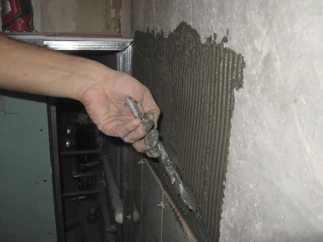 Как выровнять стены в ванной под плитку — чем выровнять стену под плитку