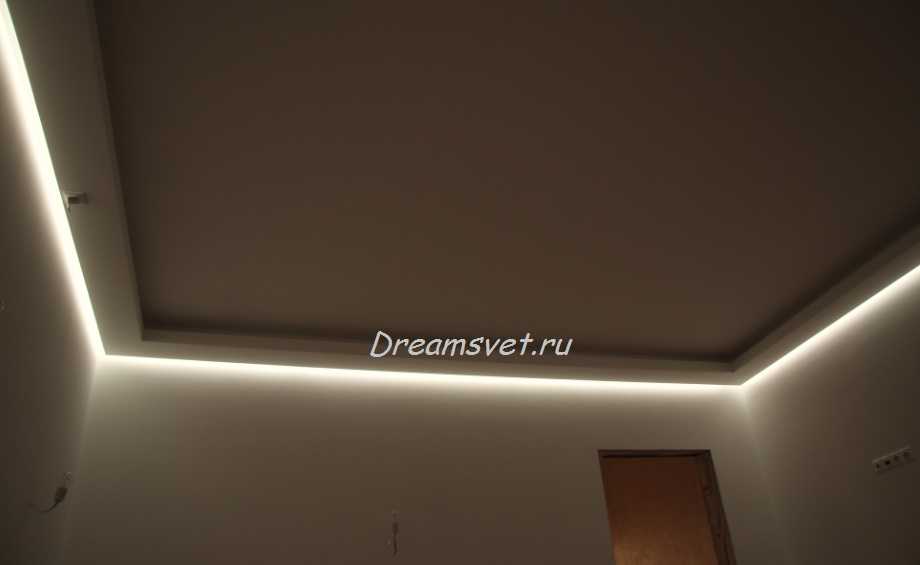 Подсветка потолка светодиодной лентой под плинтусом фото: между потолком и плинтусом расстояние, расчет материала