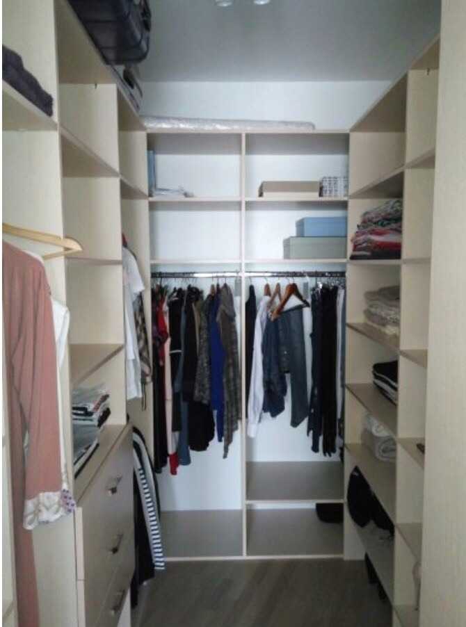 Гардеробная в спальне (78 фото): идеи для дизайна открытой угловой гардеробной, встроенный гардероб в спальной комнате, размеры мини-гардеробных