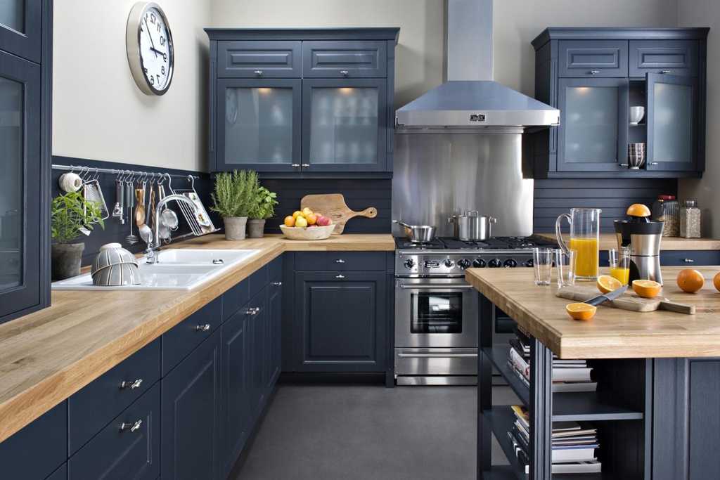 Кухни с серой столешницей (42 фото): дизайн белой и бежевой глянцевой кухни с серой столешницей и фартуком, столешницы цвета бетона в интерьере