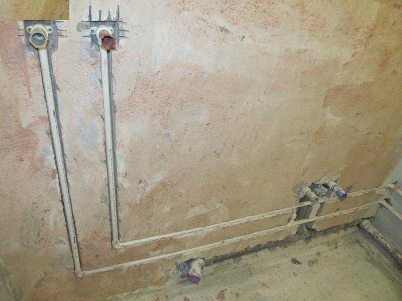 Как правильно спрятать канализационные и водопроводные трубы в ванной комнате: чем закрыть под плитку, как убрать в стену, фото