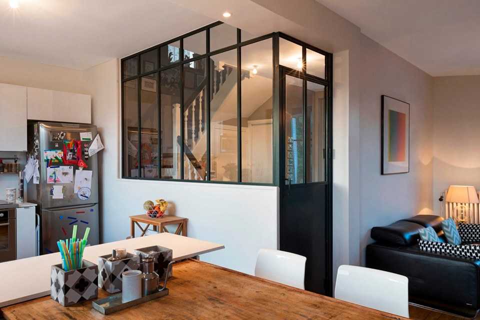 Зонирование квартиры-студии (58 фото): как отделить кухню от гостиной комнаты стеклянной перегородкой и аркой, раздвижные системы для спальни