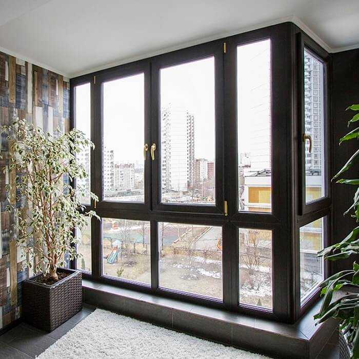 Стеклянные ограждения для балконов отличаются высокой эстетичностью и оригинальностью. Лоджия с панорамным остеклением и из оргстекла в частном доме позволит улучшить экстерьер. Какие материалы используются В чем преимущества стеклянного балкона