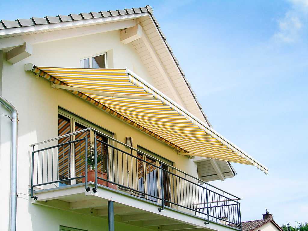 Козырек над балконом из поликарбоната: порядок монтажа