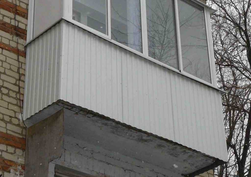 Парапет балкона: чем лучше обшить - профнастилом или металлопрофилем, как сделать навес, смотрите на фото +видео