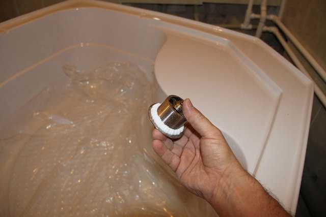 Силиконовый герметик для ванной и видео как силиконить ванну