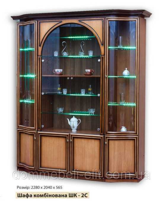 Шкаф витрина (42 фото): стеклянный узкий вариант для гостиной, угловые модели со стеклом и подсветкой, примеры из массива сосны и другого дерева