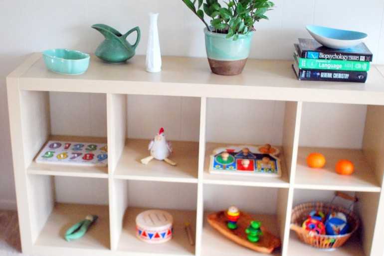 Стеллаж с ящиками для игрушек в детскую комнату