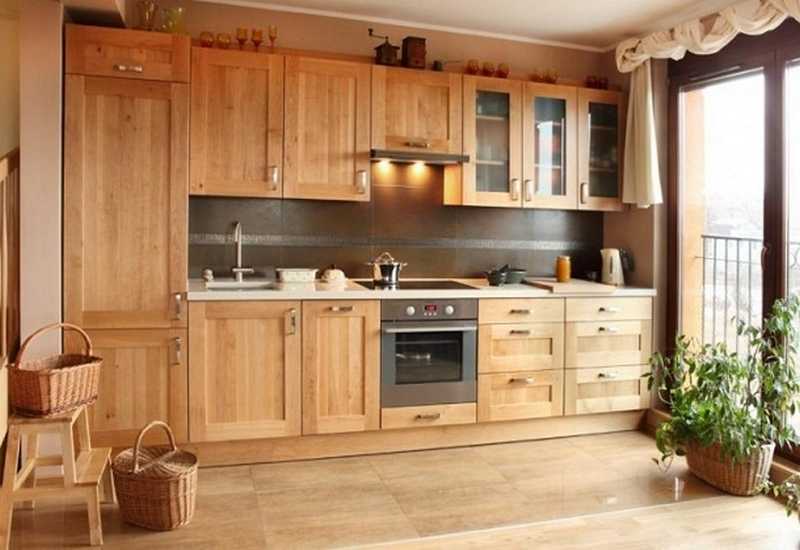 Белая кухня с деревом (59 фото): глянцевый кухонный гарнитур с белым верхом и деревянным низом, варианты с деревянными вставками в современном дизайне интерьера