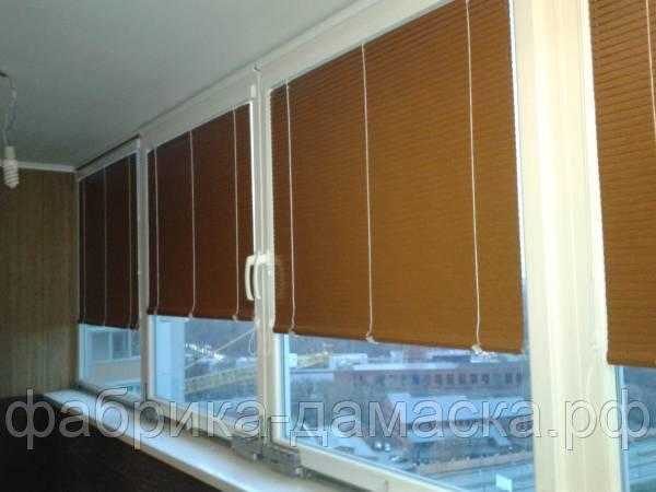 Рулонные шторы на балкон (17 фото): модели на балконную дверь и окна, жалюзи