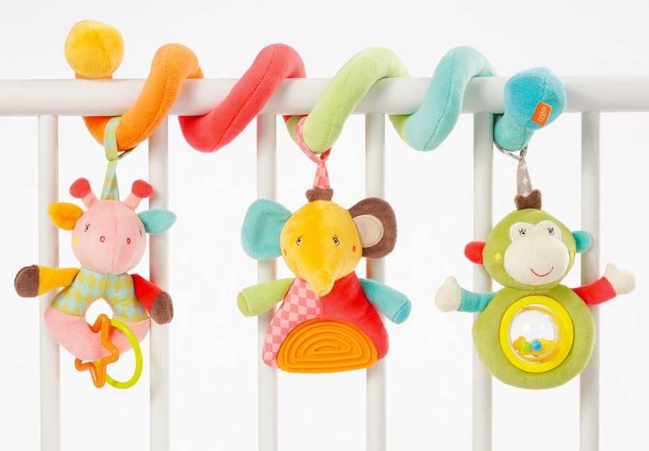 Мобиль на кроватку для новорожденных своими руками: из фетра, вязаных игрушек, бумаги, искусственных цветов.