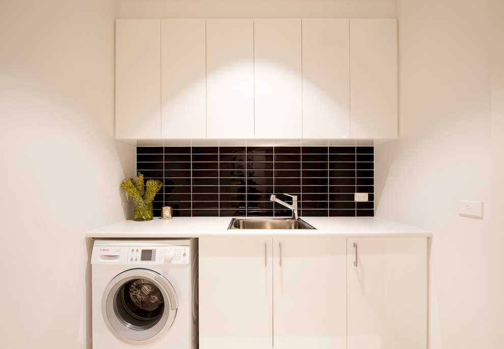 Встроенные маленькие кухни (24 фото): особенности встраиваемого гарнитура со встроенной техникой, его расположение в небольших кухнях