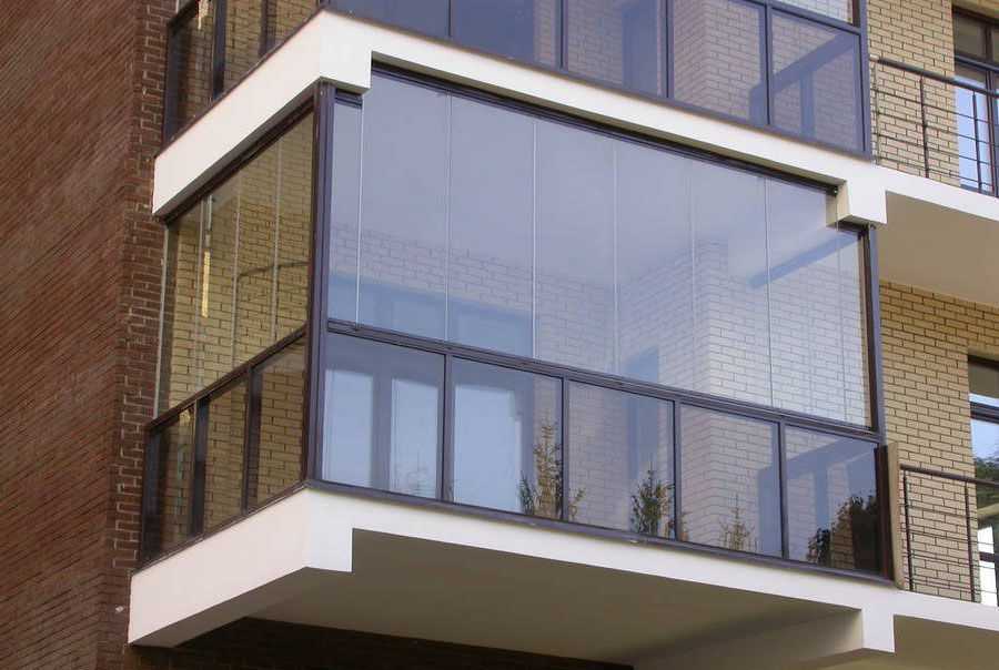 Панорамное остекление лоджии (58 фото): плюсы и минусы теплого и холодного остекления, дизайн интерьера балкона с окнами в пол