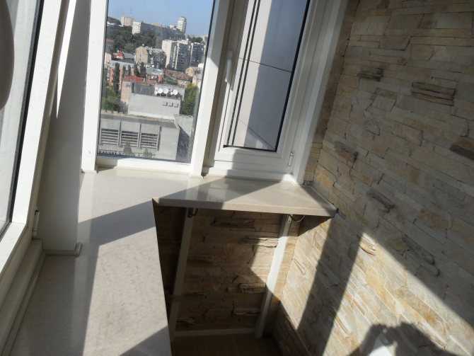 Подоконник на балконе является незаменимым атрибутом при отделке помещения. В этом материале мы расскажем, как установить своими руками столешницу, из чего сделать и как оформить подоконник на балкон