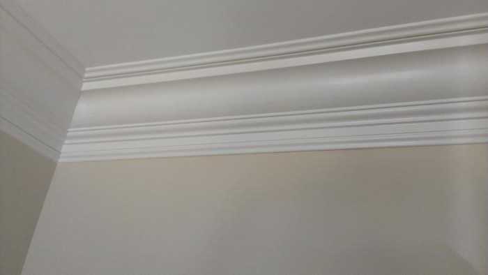 Плинтус на потолок (63 фото): как называется, полиуретановый гибкий вариант, бордюры со светодиодной лентой