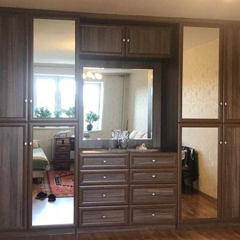 Шкаф-комод (45 фото): длинные модели в гостиную вместо стенки для белья и одежды, варианты с полками и зеркалом для спальни