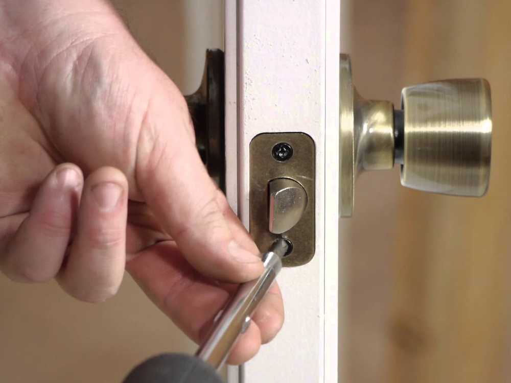 Как вставить замок в межкомнатную дверь: замена дверного механизма своими руками, и как правильно можно установить личинку, где используют защелки?